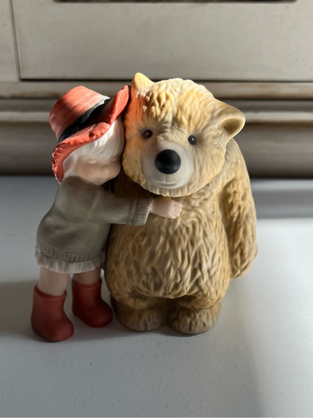 Vintage 1999 Enesco Alaska Momma Figurine
"Give More Hugs, Give More Love"